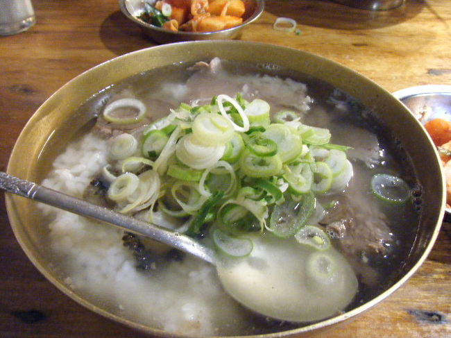 コムタンです。<br />牛肉スープに肉と御飯が入っています。<br />塩とネギは自分でいれます。