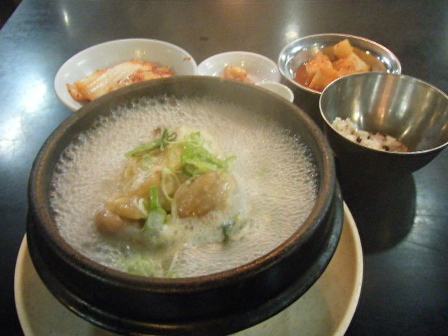 サムゲタンです。あっさりしています。<br />私は土俗村の方が好きかも。