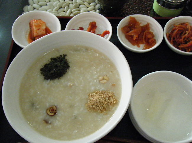 朝食はお粥で。