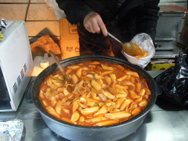 小腹がすいたので、屋台でトッポキを。