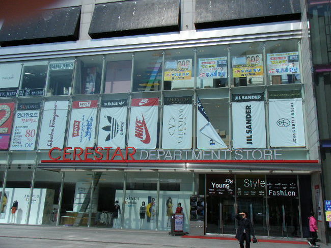 今日のチムジルバンはケレスタサウナへ。<br />このファッションビルの裏口から入ります。<br />12階なので、眺めがとても良いチムジルバンです。<br />入場料Ｗ10，000。