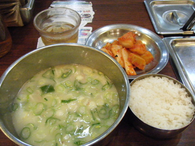 ソルロンタン。<br />御飯を入れて食べたりもしますが、<br />私はそのまま食べるのが好きです。<br />牛骨スープにお肉が入っています。