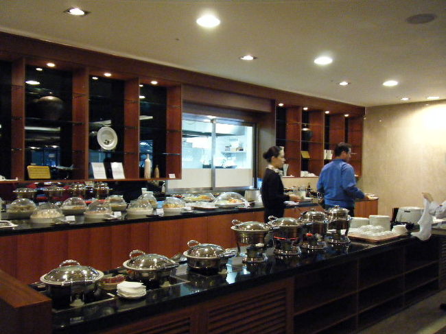 仁川でのラウンジ。<br />朝が早かったので、ここで朝食を済ませました。