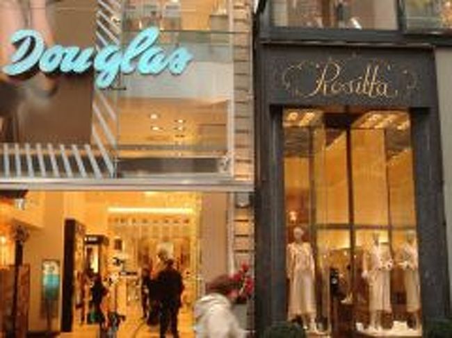 香水やコスメのデパート<br />東欧でよくみるチェーン店みたいです。