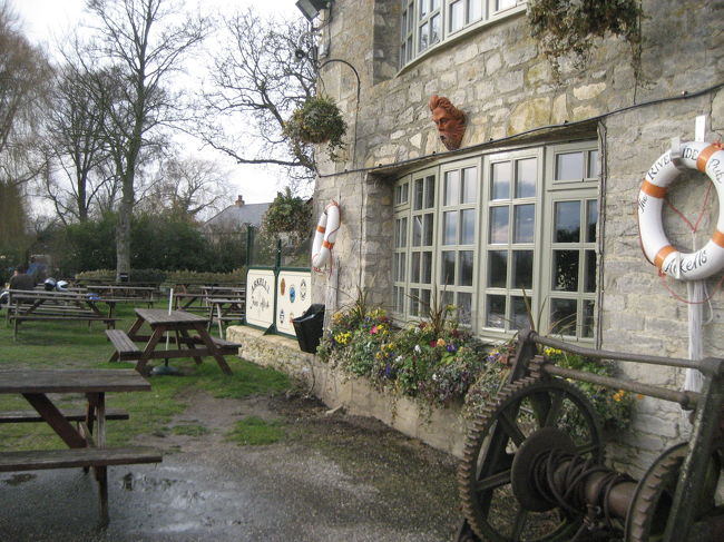 クリームティをいただいたカフェ。<br />川沿いにあり、いい眺めでした。<br />地元の人が日曜の午後をのんびり過ごしにくる、という感じのカフェで、居心地がよかったです。