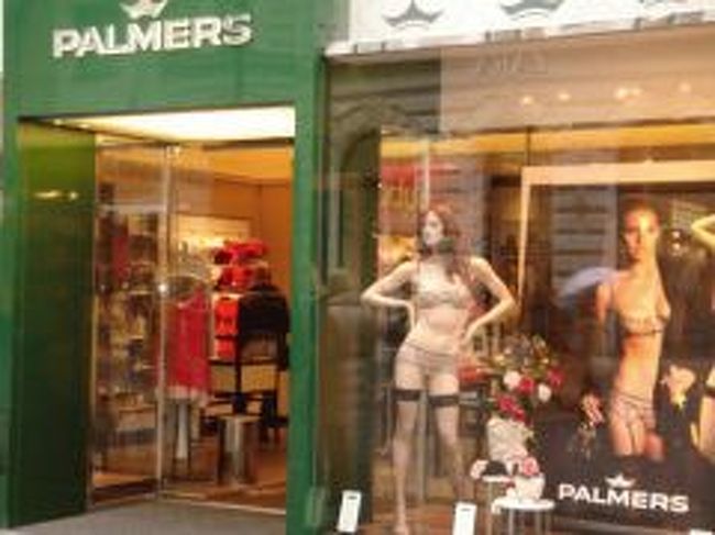 日本の街中にはない、下着屋さんの堂々たるディスプレイ！<br />なんだか下着屋さんが多いような気がしました。 <br /><br />あと・・よく目に付いたのが毛皮を着たマダム達。<br />ヨーロッパでブランド物を身に付けている人は、本当にお金持ちですよね。<br />毛皮＋ブランドバックなマダムがたくさん居て驚きました。。 