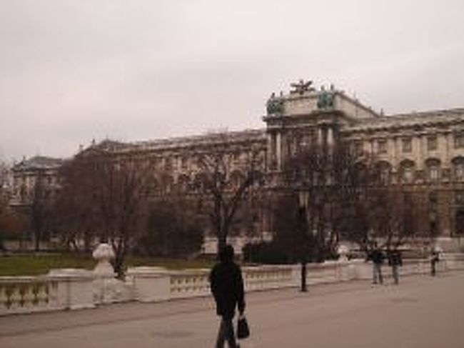 ハプスブルグ家の王宮 <br /><br />すっごい大きい建物！そして広い！この王宮の庭（公園）を通り抜けて、コンサートチケットをゲットするためにJCBプラザへ向かいました。<br />本当は外国に来てまで日本の代理店とか利用したくないけど、空港で入手したウィーンガイドでコンサート情報をバスの中でみたけど良くわからず・・<br />コンサートの正確な情報を知りたいので仕方なく利用・・<br /><br />なんて思ってましたが、ＪＣＢプラザの方々はとても親切で的確な情報とアドバイスを下さりました。<br />すごく感謝！！<br />電気製品の（デジカメ＆携帯）充電まで無料でしてくれました。<br />助かりました〜<br />