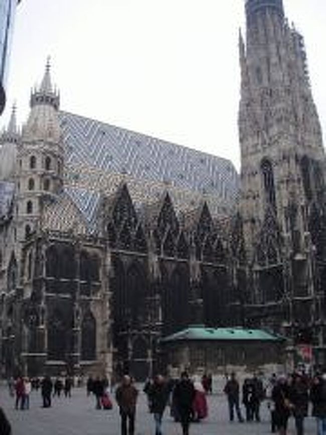 2日目<br /><br />ウィーンのシンボル、シュテファン寺院 <br />見上げる高さで、すごい迫力です。 