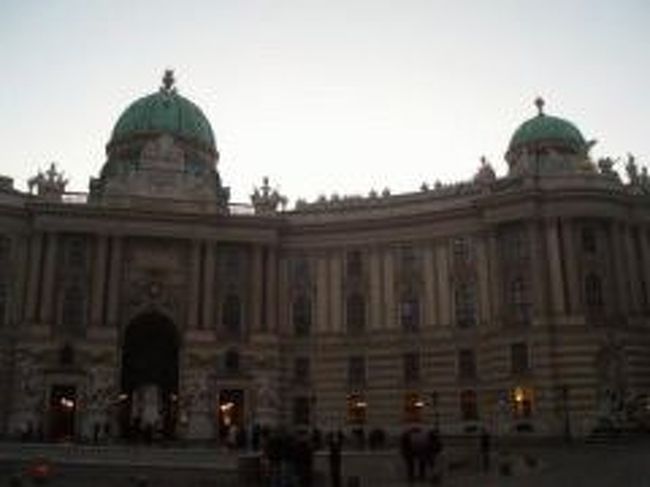 初めは庭園なんかをのんびりみたりしてたけど、この王宮は広くて広くて・・中を見学したいのに入口をなかなか見つけられませんでした。