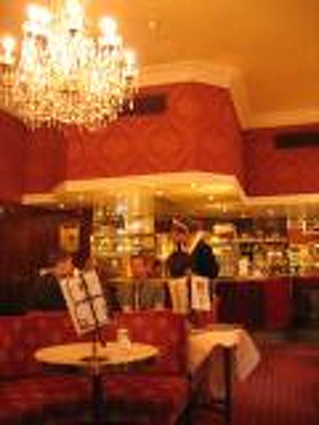 王宮見学の入口をやっとみつけたのに、寒さと疲労で見学より休憩を選択・・・<br />ウィーンはカフェがたくさんあるので、それも楽しまなくちゃね！<br /><br />と言う事で、ここはやっぱり、ホテルザッハーで「ザッハトルテ」でしょ〜！<br />ホテルザッハーは国立オペラ座前にある老舗高級ホテル。<br />ここは格式あるホテルだけど、観光名所化されてるため常に人がいっぱい。<br />席に案内されるまで１０分ほど待ちました。 <br /><br />ザッハーカフェの中。