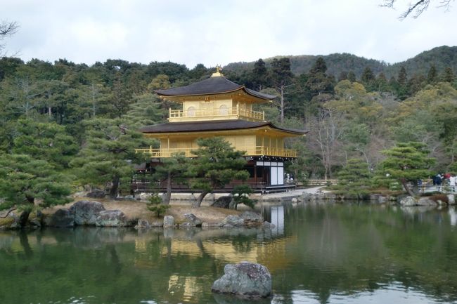 定番中の定番、金閣寺。<br />正月ということもあり、インターナショナルな混雑ぶり。