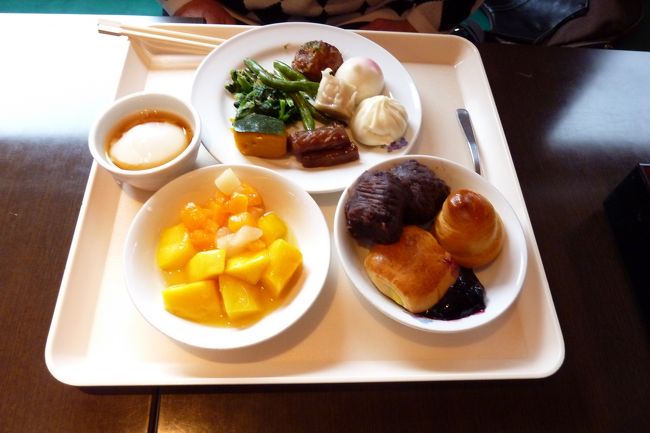 こちらはカミさんの方です。<br /><br />パンの隣は「おはぎ」ですよ！！(^o^)