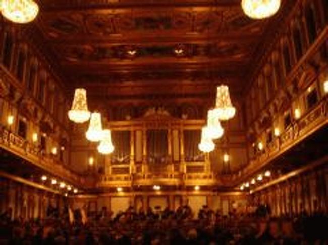 少し体を休めて軽食をとって・・・<br />本日のメインイベント！　ウィーン交響楽団のコンサートへ〜♪♪ <br /><br />楽友協会ホール内部はゴ〜ジャス<br /><br />ここは、ウィーン・フィルハーモニーのニューイヤーコンサートが開かれる場所です。<br />私の席は３番目くらいに良い席・・ちなみに３６ユーロ（￥5,000ちょっと）日本より少しお安い価格です(^^)