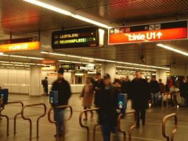 ■ウィーン観光　３日目<br /><br />この日は、まず始めに明日のブダペスト行き特急券を購入しにウィーン西駅へ向かう。<br /><br />地下鉄改札付近<br /><br />ウィーンの地下鉄には、日本のような改札ゲートがない。<br />写真に写ってる青い小さいボックスに切符を入れ、打刻して乗車するのだけど、仮に切符を持っていなくても乗車できちゃいそう・・<br />運が良ければ無賃乗車できるけど、電車内や改札付近で時々チェックが入り無賃乗車が判明するとその場で罰金<br />となるそうです。<br /><br />私は２４hフリーパスを購入した。（市内バス、地下鉄、路面電車が利用可）<br />西駅は、昨日観たシュテファン寺院の真下から地下鉄Ｕ３に乗って１０分程。 