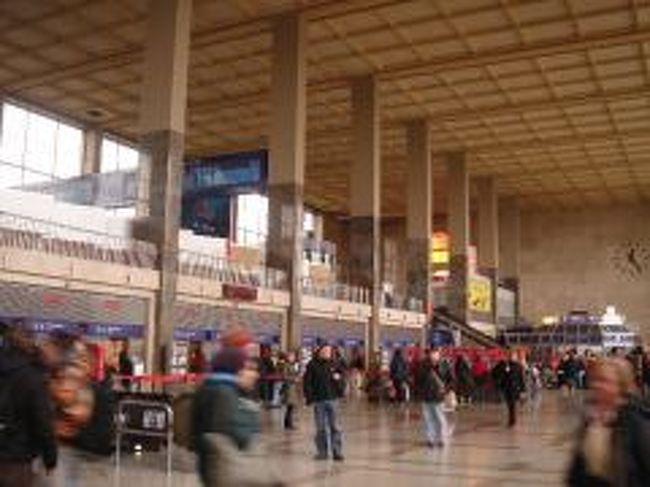 ウィーン西駅。チケット売場 。<br />この駅は国際線列車の発着駅の一つです。 <br /><br />無事に明朝発のブダペスト行き特急券をＧＥＴ！<br />３時間の旅なので２等席をチョイス。３５ユーロ<br />たかが特急券を手に入れただけなのに、妙にテンションが上がる私・・<br /><br />