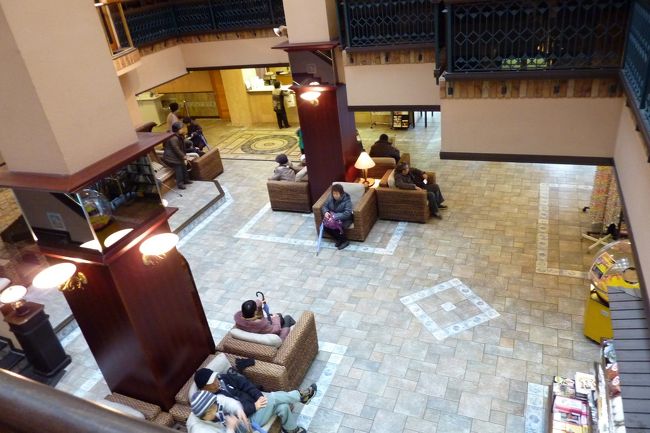 １階ロビーを見下ろしますと、出発待ちのお客さんでしょうかね？椅子に掛けておられました。<br /><br />椅子の配置がお互いに外向きなので、これじゃあ話も出来ませんね(^^;)