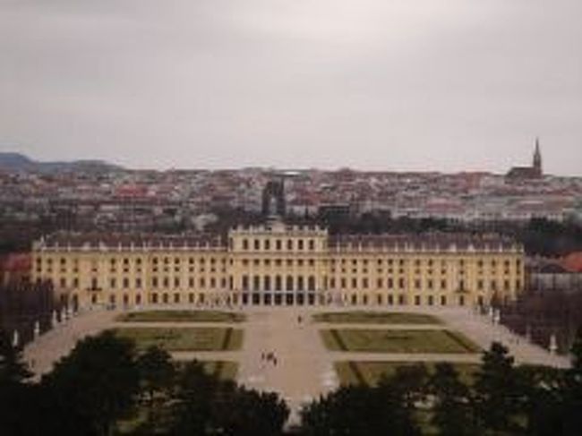 それから、楽しみにしていたシェーンブルン宮殿へ行くため西駅から地下鉄Ｕ６に乗り、ランゲンフィールド駅でＵ４へ乗換。 <br />トータル１５分ほどでシェーンブルン宮殿駅に到着！<br />こちらの地下鉄は日本ほど複雑ではないから、乗りやすいです(^^)/ <br /><br />ここはハプスブルグ家が夏の間利用していたシェーンブルン宮殿 <br />