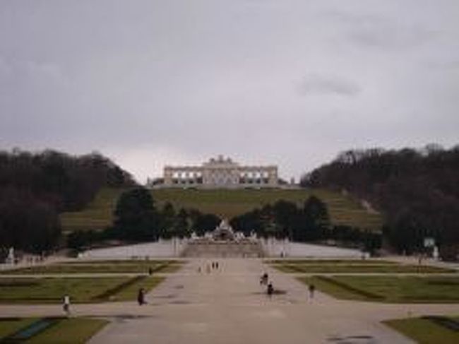 壮大で美しい庭園には動物園もあった！！<br />残念な事に、冬だから花壇に美しい花はなかった・・<br />