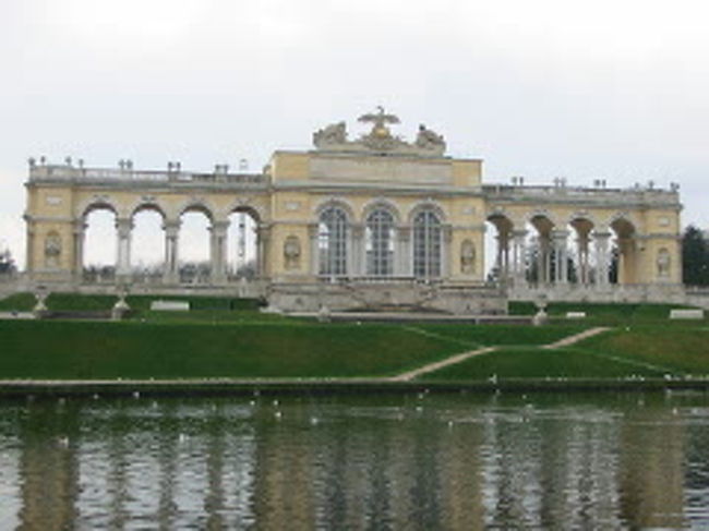 寒いけど・・庭園の先にある小高い丘を登ることにした。 <br />これが結構大変でした。ちょっとハイキングみたい。<br />頂上までは景色を楽しみながらゆっくり登って20分くらい。でも寒い。<br /><br />丘の頂上グロリエッテ・カフェ。<br /><br />もとは戦死者の慰霊のために建てられたもの。今はカフェになってた。<br />ここから見る景色は最高！ハイシーズンなら更に良い景色が楽しめるでしょうね〜 