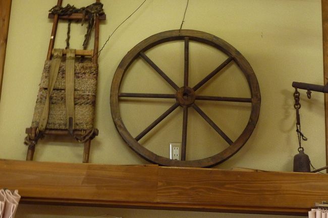 「下呂温泉産直市」のお店の中です。<br /><br />またまた、懐かしい昔の道具が置いてありました。<br />左側にあるのは「しょいこ（背負子）」ですね。背負い方は、ちょうど子供たちがランドセルを背負うようにして、背中に背負います。<br />山へ芝刈りに行った時などは、これにたくさんの柴をくくりつけて山道を往復したものです。父や兄たちは上手に背負っていたのですが、小学生だったし身体の小さい私には身体に合わず（小学生の時は背丈順で一番前でした）、歩くリズムに合わせて「しょいこ」に頭の後をたたかれるので、これは嫌いでしたね。<br /><br />「しょいこ」の右の輪は、大八車の車輪ですね。地域によって作り方が多少違うみたいですけど、これも昔を思い出させます（私が小学校中学年までは、大八車で肥料や作物を運んだり、冬には柴を運んだものでした。その後「リヤカー」に変わりましたね。<br /><br />大八車は↓を参照下さい。<br />http://4travel.jp/traveler/2egatsrofsu/pict/15562925/