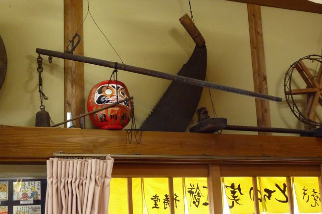 大きなはかりとノコギリ、そして糸車ですね。<br /><br />やはり私が小学生の頃まではこのような秤がありました。秤自体も太くて強度があって重たく、かなり重いものも計れましたね。<br />１俵のお米とか、麦・イモなども「びく」に入れて纏めて測ったりもしましたね。ですから、腕の力がないと測れません。それを平然とやってのけた父の力は、本当に偉大なものでしたね。!(^^)!<br /><br />昔の農家には「薪」を作るための太い木を切ることから、殆どの家であのような大きなノコギリを持っていましたね。私の実家では、ノコギリの幅がこの写真の2/3程度のちょっとだけスマートなノコギリを持っていましたよ〜。<br />そして、糸車もありました。でも、これは殆ど使われていませんでした。<br /><br />(※)私の言う「びく」とは。<br />蔓植物の蔓を編んで作った底の浅い運搬用の入れ物で、ちょうど「三度笠」を裏返したような形をしています。それには天秤棒で担ぐための縄ヒモとか布ヒモが付いています（ネットで調べた「びく」は竹で編んだものが多く、深さも浅くなくて深いので、三河南部の「びく」とは全く違う）。←写真を求めています。