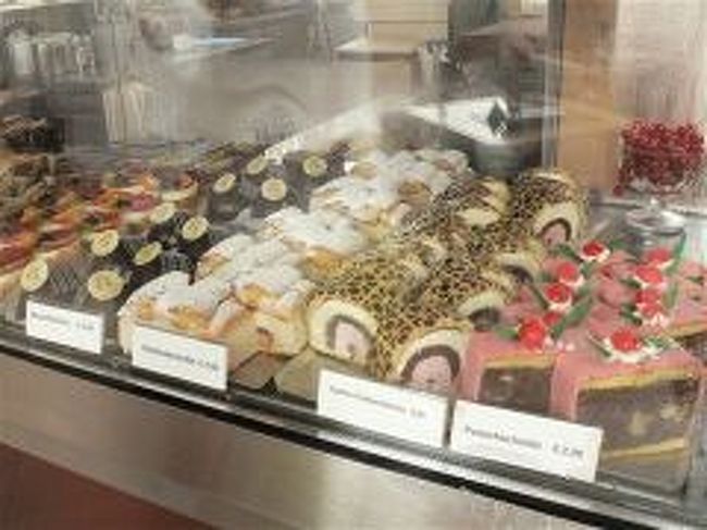 綺麗な店内に、おいしそうなスウィーツ。<br />でも、空腹だからベーコン＆パセリのパスタと、紅茶を注文しました。 