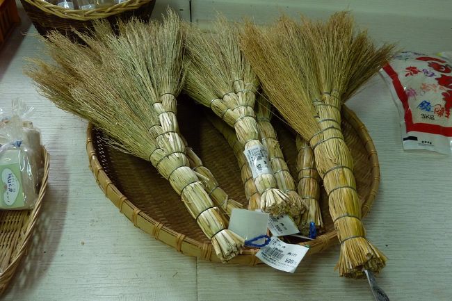 ↑のお店の仲で「ほうき」を見つけました(^_^)v<br /><br />これは住宅内のお掃除用ではないみたいですね。<br />そのあたりは、どうでしょうか？<br /><br />掃除と言えば、昔は箒（ほうき）でしたね。<br />あの頃の年末の大掃除と言えば、箒やハタキで家中をバタバタと掃除したものでしたねぇ(^^)<br /><br />今じゃ、サイクロン式の掃除機で０．３ミクロン？の微細ゴミまで除去！！<br />大変な違いですね。