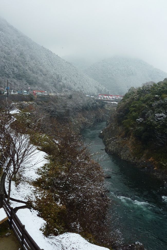 ↑の「道の駅」のすぐ裏手には「飛水峡」があって、その様子を見ることが出来ますよ！！<br /><br />この写真は、道の駅から上流側です。<br />この川は「飛騨川」で、あの「下呂温泉」街の中央を流れる川の下流になります。