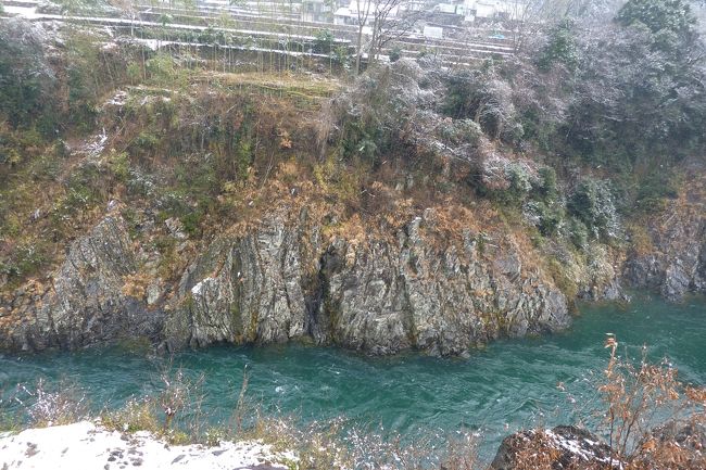 「道の駅」のすぐ裏手の飛水峡の状況です。<br /><br />この川の主な水源は、霊峰「木曽御岳（３０６７ｍ）」からの水です。木曽御岳の北側と西側から流れてきています。また、乗鞍岳の南西部や、野麦峠西部からも流れてきていますね。