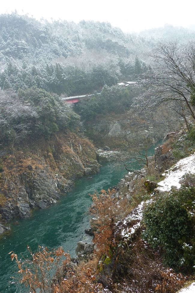 こちらが下流川です。<br /><br />深く荒々しい渓谷になっていますね。<br />このあたりは「飛騨川」の川幅が狭くて、このような渓谷となっているところが多いです。<br />国道４１号線を車で行く時には、所々で車を降りてこのような渓谷をご覧になるとイイですね。