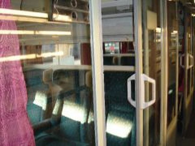 この日は、日曜日。<br />しかもシーズンオフなので列車内はガラガラ・・<br />６人席ブースを優雅に一人占めしちゃいました！<br /><br />２等席<br /><br />でも、この特急めちゃくちゃ遅い。<br />日本の急行？いや快速並みじゃないでしょーか・・