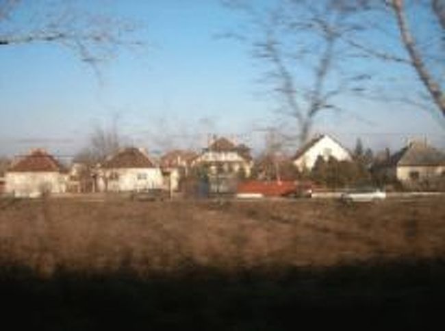 徐々に雰囲気が変わってくる・・聞いてはいたけど、ブダペストに入るとどこか寂しげな様子。<br />古びた駅、車、家々・・途中、カラフールやＩＫＥＡが目に入ったが、終点に近づくと更に雰囲気悪い風景。目に入る建物や塀にはたくさんのラクガキ・・・<br />レンガ造りに窓ガラスの割れてる廃墟から煙が立ち上ってるし・・・<br />とても貧しそうな国に見えました。