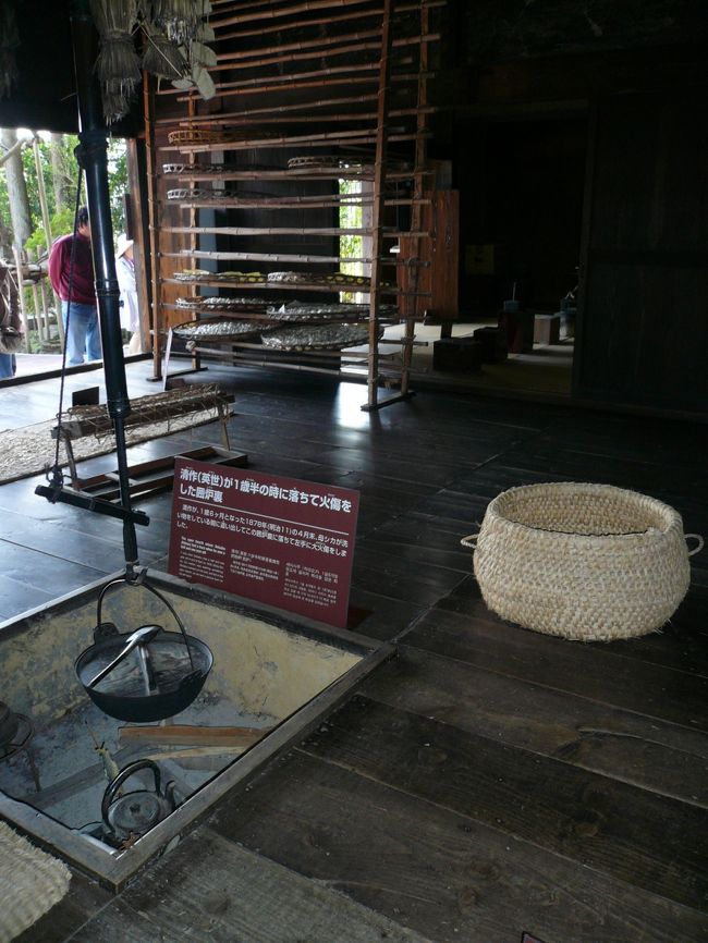 ここがかの有名な火傷したと言われる囲炉裏。