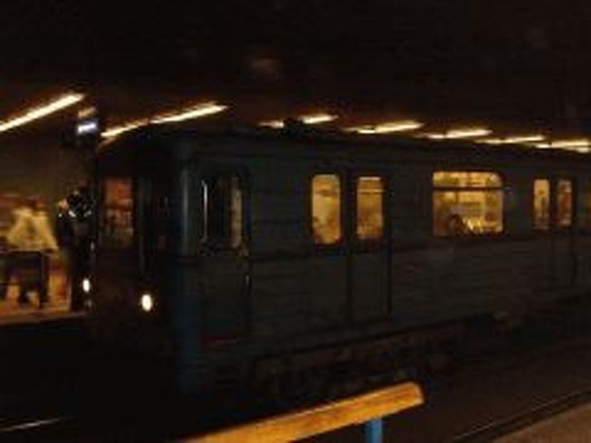 続いて・・地下鉄の車体をみて、更にア然・・<br />いつの時代の車体ですか！？と思うぐらいボロイ。<br /><br />ブダペストの地下鉄。<br />ちなみに車内も暗い・・<br />私は更に怯える(笑)