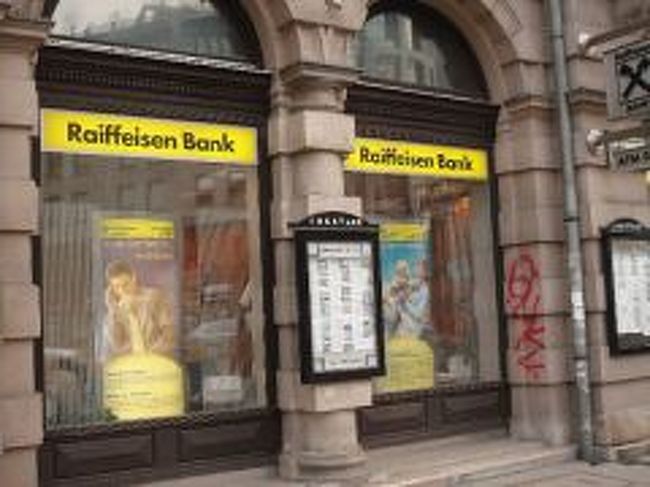 無事に宿へ到着して、荷物を置いてから街へ。<br />ちょっと怖い思いをしたけど、せっかく来たので散策。<br /><br />だけど、街並みをみて、至る所にあるラクガキの多さに驚く・・そしてまたビビる。。<br /><br />日曜日なので、開いてるお店が少ない。<br />見覚えのある銀行をみつけたので、ここのＡＴＭでお金をＧＥＴ！<br />