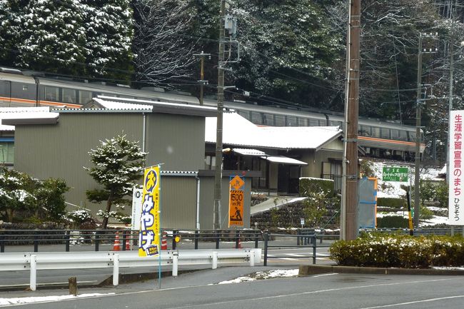 列車の音がしたので振り返ると、高山線の特急列車でした。<br /><br />次回は、これで来たいなぁと思いますね。<br />名古屋からの特急列車が、下呂温泉・高山・富山市へと直通で結んでいますので、とっても都合が良いですよ！！<br />飛騨川・神通川沿いに走る高山線は、車窓風景の良いことでも知られていますね。
