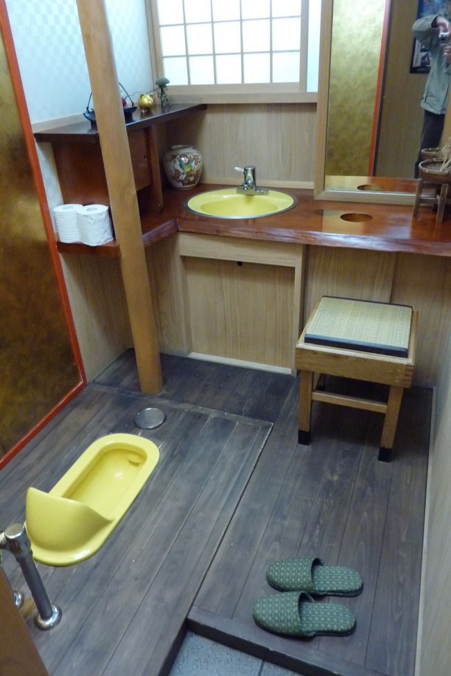 こちらは、汽車式トイレ。<br /><br />洗面が黄色なので目立ちますが、<br />↑でもありますね。<br />（黒色なので分かりにくい）<br />ちょっと広くて、落ち着いた雰囲気で・・ということですかね？(~o~)