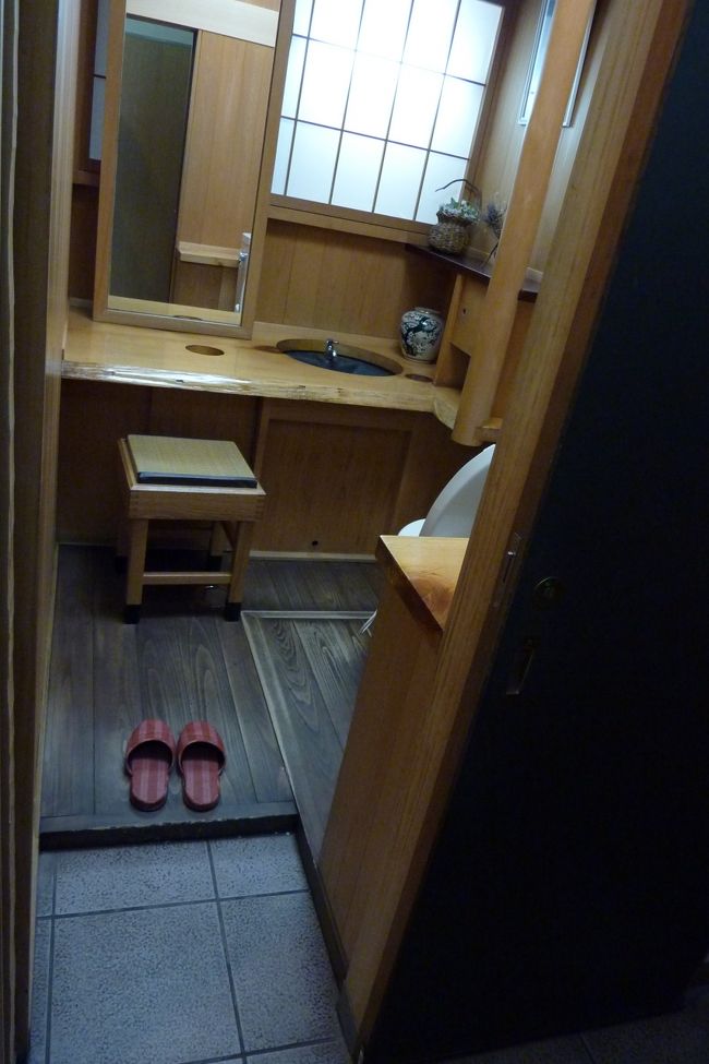 内部の造りは殆ど同じのようですが、鏡のサイズが違いますね〜(^^)<br /><br />鏡の大きいところが、やっぱり女性向きです。<br />このあたりに「気配り」を感じますね(^-^)(~o~)<br /><br />カミさんの感想<br />「ここでゆっくりする人って、どのくらいいるのかしら・・」