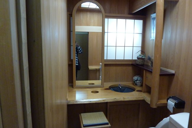 鏡はこんな感じです。<br /><br />「姿見」って感じに近いですね。