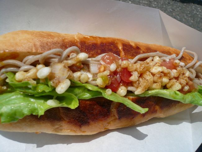 道の駅裏磐梯で一休み。<br /><br />ご当地グルメ　　「そばドッグ」<br /><br /><br />わさび入りの麺つゆが以外にパンと合います！