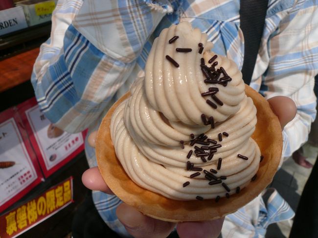 「そばソフト」<br /><br /><br /><br />ザルに載ったそば。海苔がかかっています。<br />　　　↓<br />ザル型のコーンにそば風味のソフトクリーム。その上にはチョコチップのトッピングがされています。