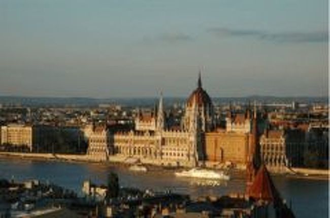 ハンガリーの国会議事堂。<br />修復工事をやってました。<br /><br />私の宿泊先や国立オペラ座・国会議事堂はブダペストのペスト側。<br />すっごい綺麗！<br />