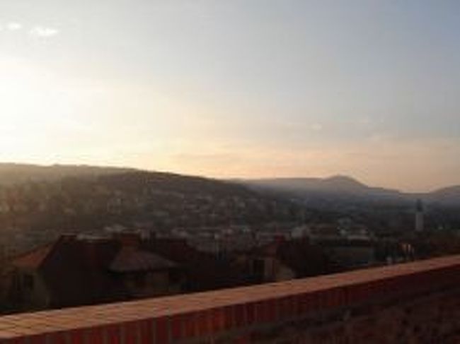 そして、こちらはブダペストのブダ側。 <br /><br />ブダの丘。<br />ちょうど夕焼け時で綺麗でした。