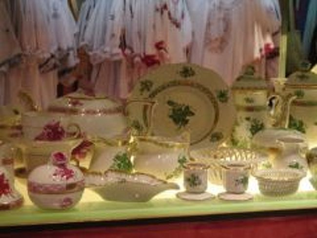お土産屋さんで、名陶のヘレンドを撮らせてもらいました。<br />欲しい・・。