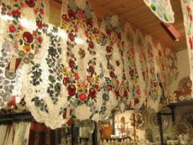 カロチャ刺繍のテーブルクロス。<br /><br />ハンガリーって、いろんな歴史があって、すばらしい名産品や景色もステキで良いところ。<br />今朝あった怖い出来事が嘘のように感じられた。