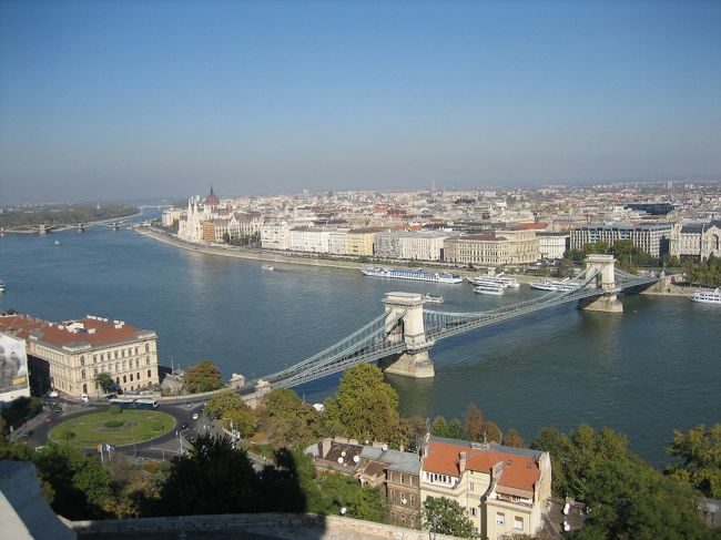 王宮の丘から見下ろすくさり橋とドナウ川。<br />絶景。