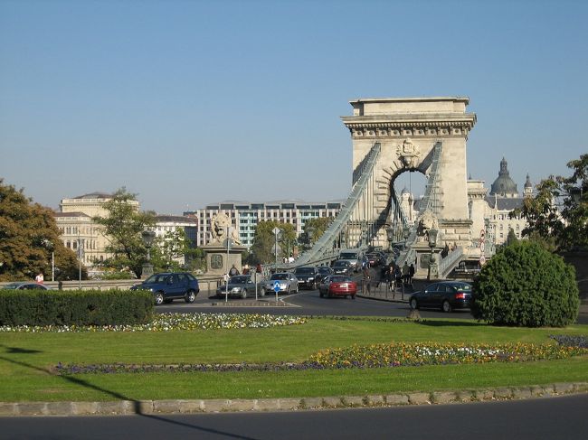 ブダ側の橋のたもとはきれいに整備されていてとてもきれいです。