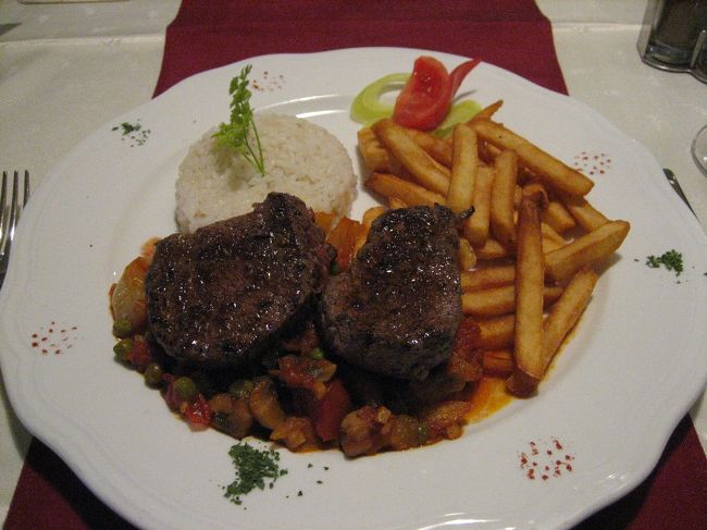 ステーキ<br />ジューシーで肉の味がしっかり楽しめる美味しいステーキでした。　　　