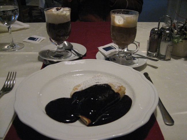 グンデル・パラチンタ<br />グンデルというブダペストの有名な高級レストランの名前を冠したデザート。<br />クレープにチョコレートソースがかかってるのですが、チョコレートソースが甘すぎず、とてもいい塩梅でした。