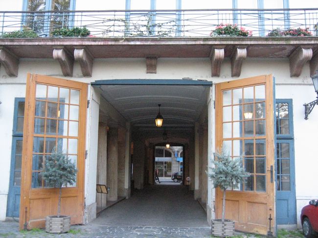 レストランはこんな感じの入口をくぐった中庭に面してあります。